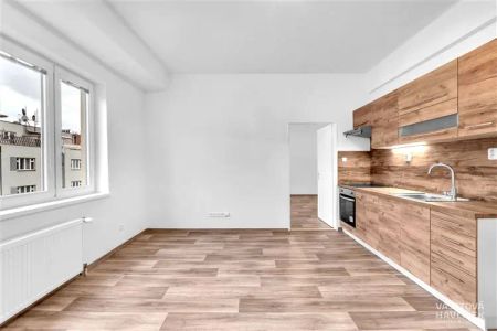 Světlý byt 2+kk s lodžií v centru Hradce Králové - Photo 2