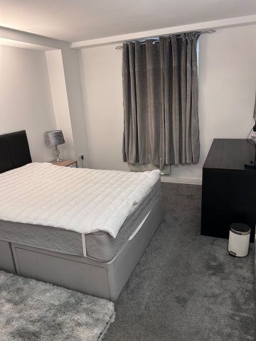 1 Bed Flat, Whitworth Street West, M1 - Photo 3