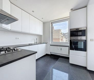Appartement te huur in Ixelles - Photo 2