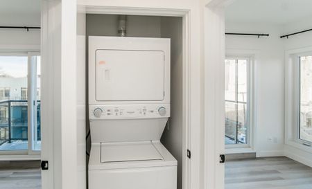 Birmingham: Gold Accents – Executive Suite – 710 Westminster, Winnipeg, MB - Photo 4