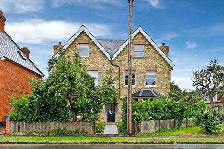 A substantial and luxurious double fronted home with six bedrooms, gym, games room and off-street car parking. - Photo 5