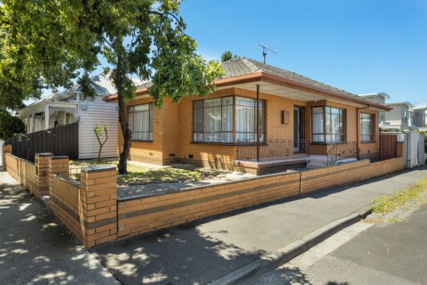 Register to Inspect // Contemporary 3-Bedroom Home with New Kitchen and Bathroom in Yarraville - Photo 1
