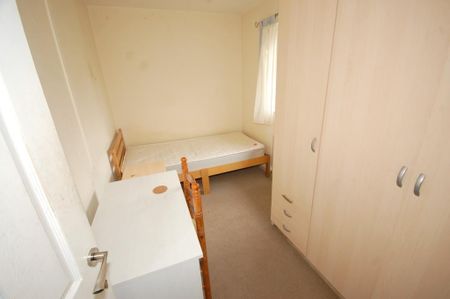 3 bedroom end of terrace house to rent - Photo 2