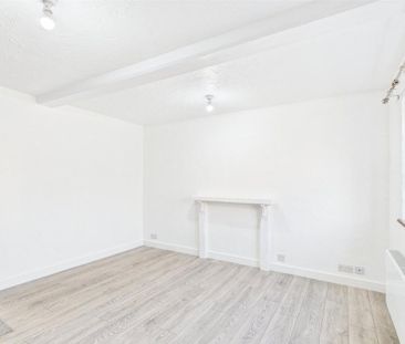 2 bedroom end of terrace house to rent - Photo 2