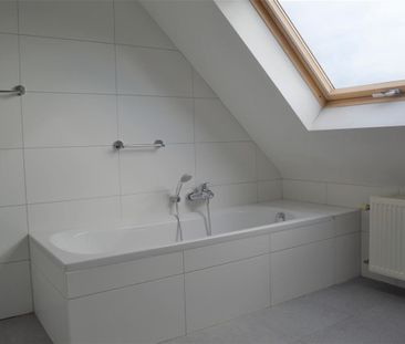 Lichtrijk appartement met 2 terrassen en autostaanplaats - Photo 3