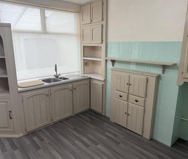 4 bedroom semi-detached house to rent - Photo 5