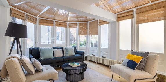 A stunning three bedroom family home located in the heart of Knightsbridge moments away from Hyde Park and the wonderful amenities that the area has to offer. - Photo 2