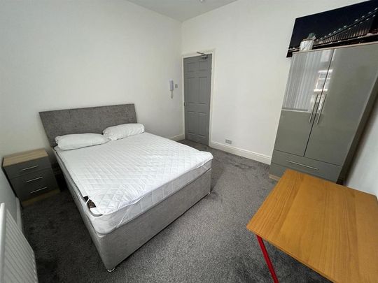 1 bedroom in a house share to rent - Photo 1