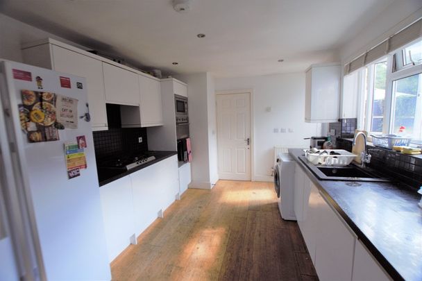 Queens Avenue - Photo 1