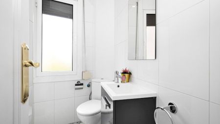 Modern double room in Calle Valencia, Barcelona city centre - Photo 3