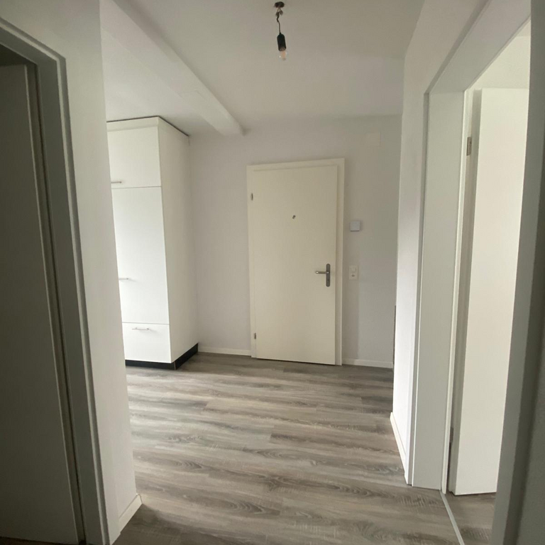 Moderne 3.5-Zimmerwohnung mit grossem Balkon im 2. Stock - Foto 1