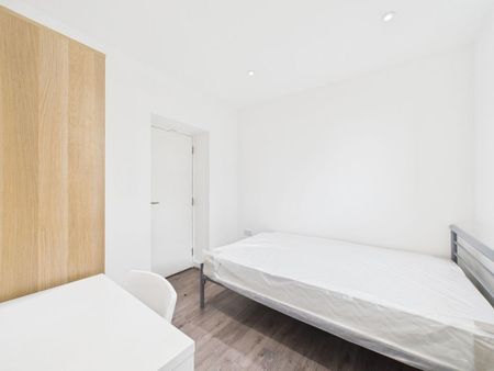 4 bedroom flat to rent - Photo 2