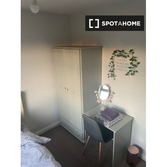 Light room in shared apartment in Artane, Dublin - Photo 1