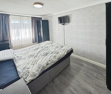 3 bedroom end of terrace house to rent - Photo 4