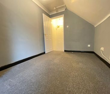1 Bed Flat, Dunstable Road, LU4 - Photo 2