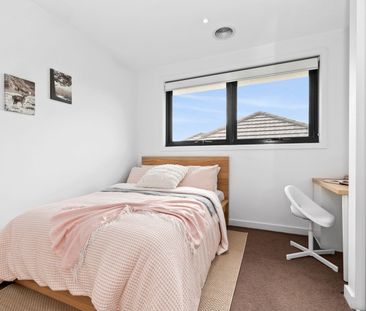 Stylish Two-Bedroom Townhouse in a Superb Location - Photo 4