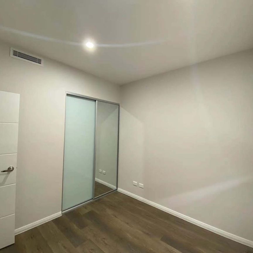 5 Bedroom Duplex Townhouse with guest room downstairs for Lease! - Photo 1