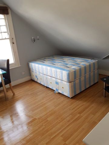 Studio Flat, Bedford Hill, SW12 - Photo 2