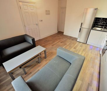 6 bedroom Flat in Flat &, Leeds - Photo 2