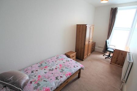 3 bedroom flat to rent - Photo 3