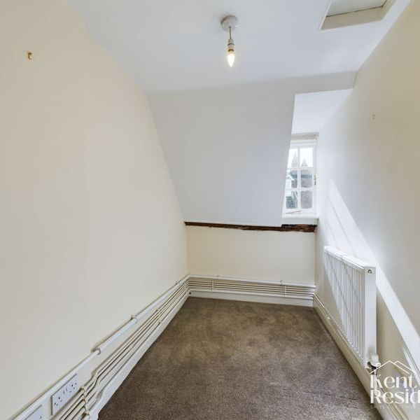 3 bed flat to rent in The Precinct, Rochester, ME1 - Photo 1