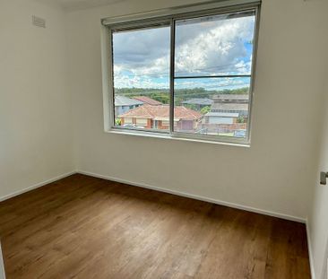 Fully Renovated Apartment with Light-Filled Interiors - Photo 3