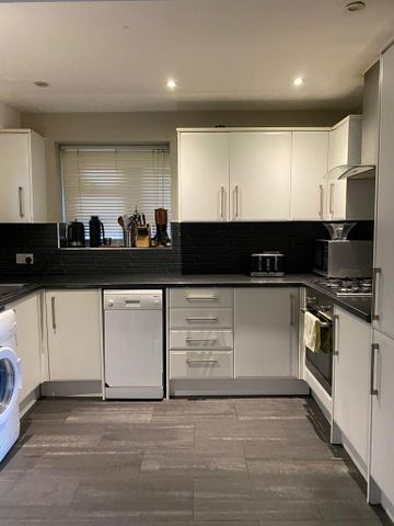 1 bedroom in a flat share to rent - Photo 5