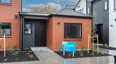 Stylish One-Bedroom Home in Chartwell - Wheelchair Friendly! - Photo 4