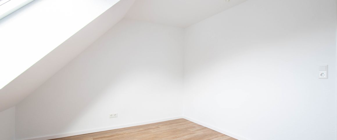 Top renovierte 3 Zimmer Dachgeschosswohnung mit Balkon und Einbauküche in Bielefeld Hillegossen - Photo 1