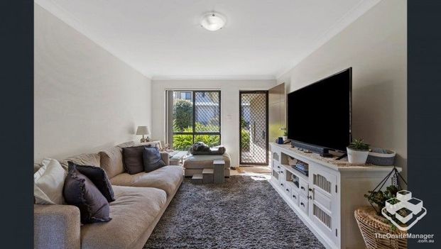 3 BED 2 BATH 2 CAR TOWNHOUSE, ULTRA HIGH SPEED INTERNET - Photo 1