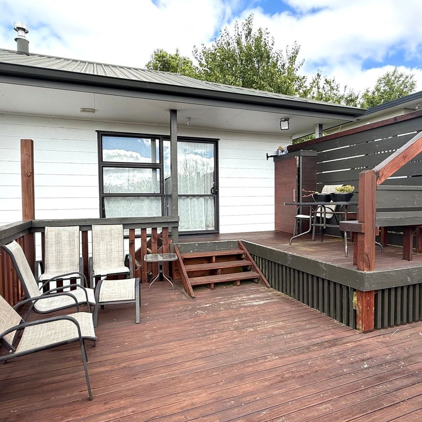 Spacious 3 Bedroom Family Home with Elevated Views Over Waipuna Park - Photo 1