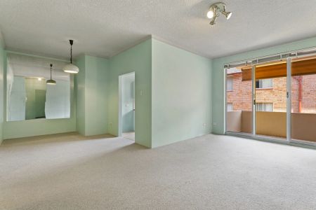 Spacious Double Brick Apartment with Two Balconies & Lock Up Garage - Photo 4