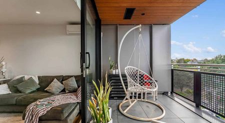 Chic 2BR 2 bath Apt with Views! - Photo 2