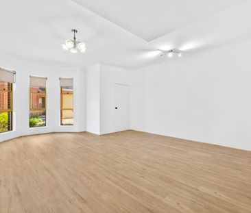 3 Bedroom town house in a great location! - Photo 2