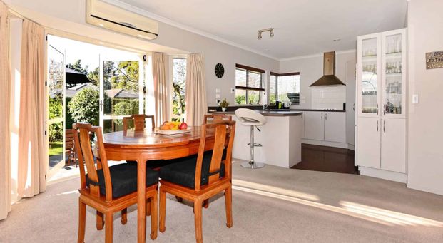 PREBBLETON - 4 X BEDROOMS, 2 X BATHROOMS, LOVELY HOME - Photo 1