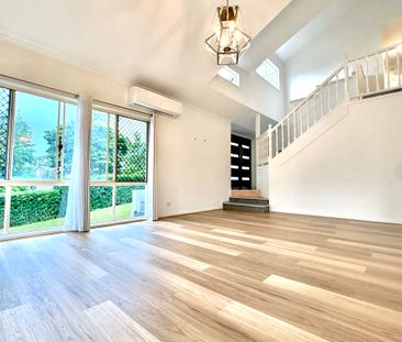 Spacious 6 Bedroom Family Home in Sought-After Robina Location - Photo 2