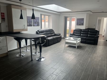 Flat 2 674 Bristol Road All Bills Included - Photo 2