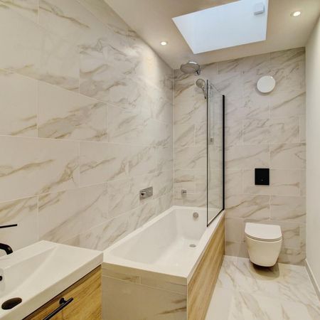 1 bedroom in a flat share to rent - Photo 3