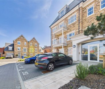 2 bedroom Flat in Sundew Avenue, Fleet - Photo 2