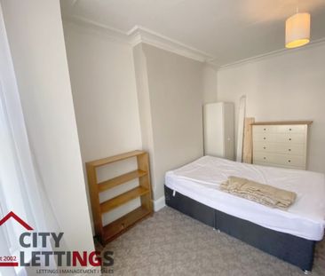 4 Bedroom Mid Terraced House - Photo 3