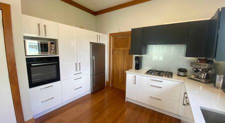 Beautiful Villa Style Family Home in Mount Eden - Photo 3