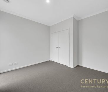 "Stunning Brand-New Family Home with Dual Master Bedrooms & Modern ... - Photo 4