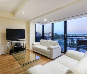Modern 2 Bedroom Furnished Apartment with Stunning City Views - Photo 6