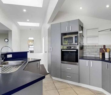 Spacious sunlit 3 bedroom home with stunning views - Photo 3