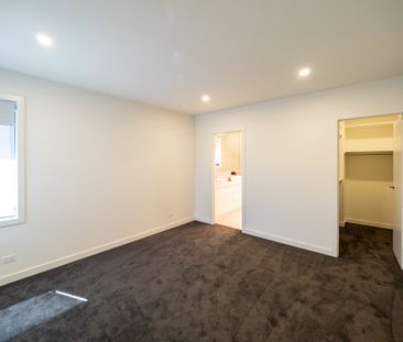 2/1258 North Road, Oakleigh South VIC 3167 - House For Rent | Domain - Photo 4