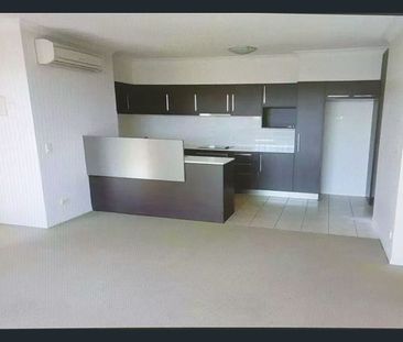 2 Bedroom 2 Bath Apartment Right beside Treetop Shopping Centre - Photo 2