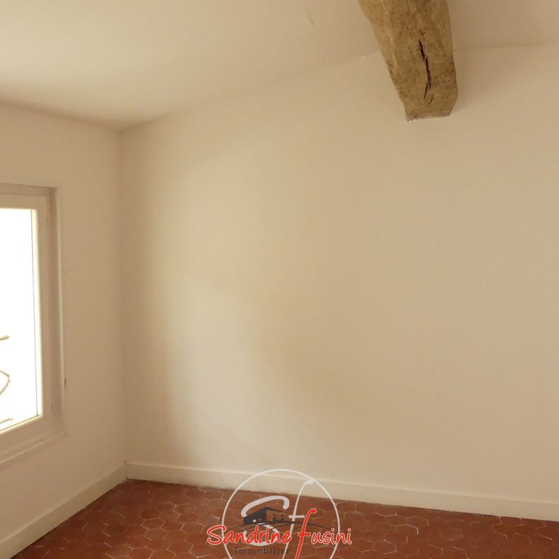 Petit deux pièces dans le village de Gattieres - Photo 1