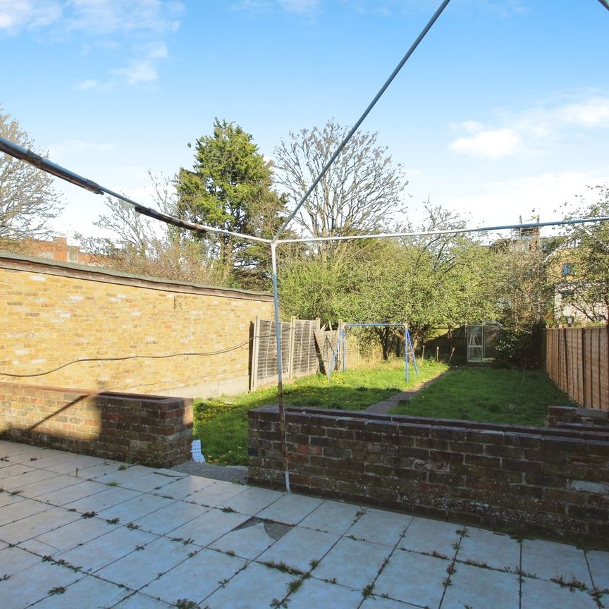 4 bed detached house to rent in Ferrers Avenue, West Drayton, UB7 - Photo 1