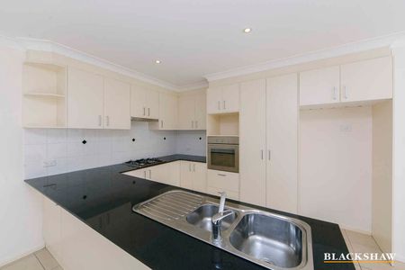 Two storey townhouse 1km to Gungahlin Town Centre - Photo 3