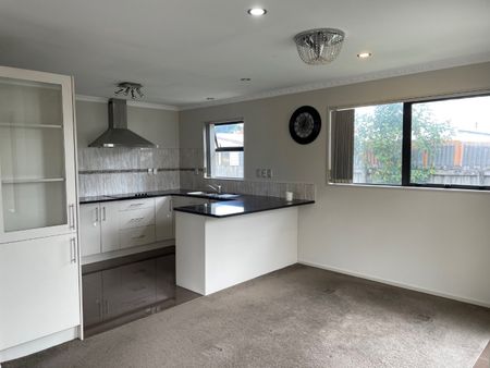 8a Tawa Crescent, Manurewa, Auckland - Photo 2